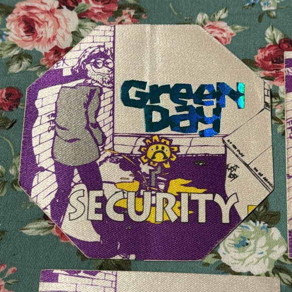 GREEN DAY! VIP Backstage pass from the early 90’s. Purple lot _ 6 total patches. - Picture 3 of 8